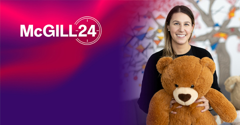 Une femme souriante tient un grand ours en peluche brun devant elle. À sa gauche se trouve le logo « McGill24 » sur un fond violet et rose. Le nombre 24 du McGill se trouve dans un graphique illustrant une horloge analogique.