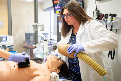 Mme Suzanne Fontaine à la salle de simulation de l’Hôpital de Gatineau