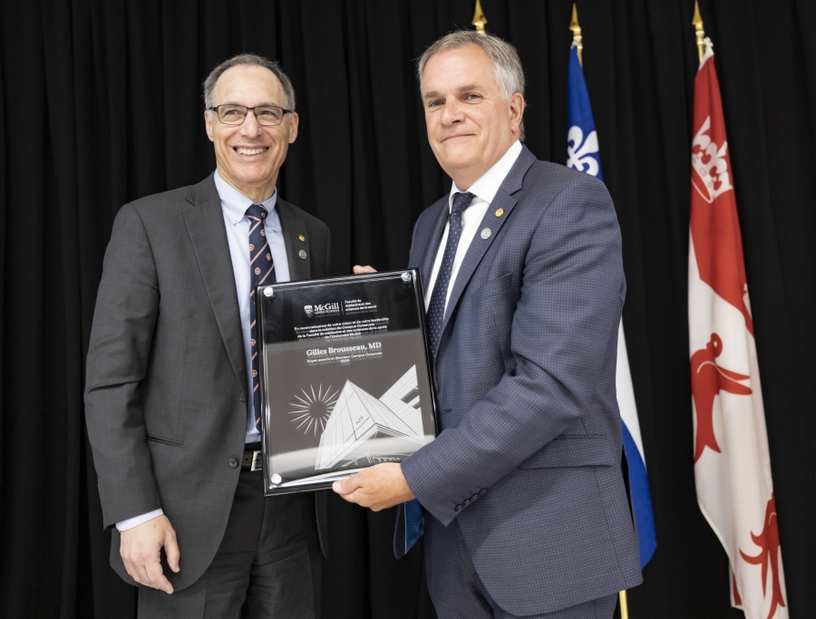 Dr Edelman qui remet une plaque de reconnaissance à Dr Brousseau
