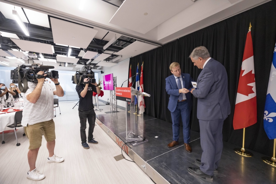Remise de la médaille de l&#039;assemblée nationale du Québec à Dr Gilles Brousseau