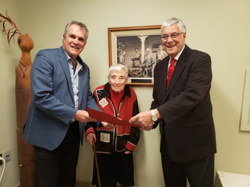 De gauche à droite : Le Dr Gilles Brousseau, Norma Geggie (belle-fille de Harold Geggie), Lucien Bradet (Fondation de santé des Collines)