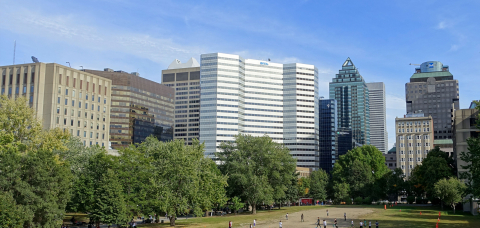 Le centre-ville de Montréal vu depuis le campus central de McGill.