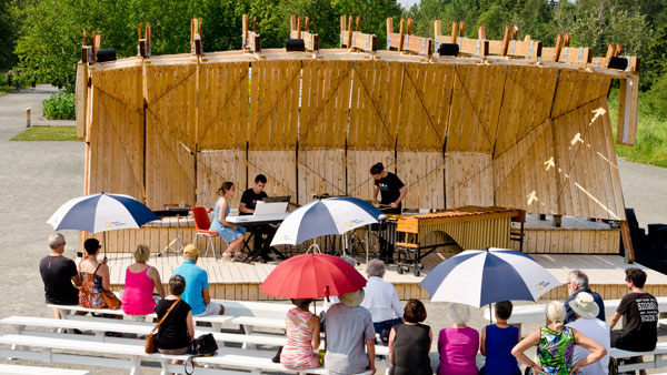 Crowd watching a show at Jardins de Métis/Reford Gardens