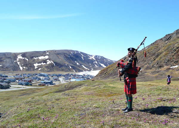 Dev piping in the Inuit village of Kangiqsujuaq