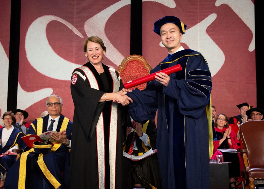 Professor Desmond Tsang receiving the 2017‐18 Desautels Distinguished Teaching Award for Undergraduate teaching from Principal and Vice-Chancellor Suzanne Fortier at the May 31st Convocation Ceremony.
