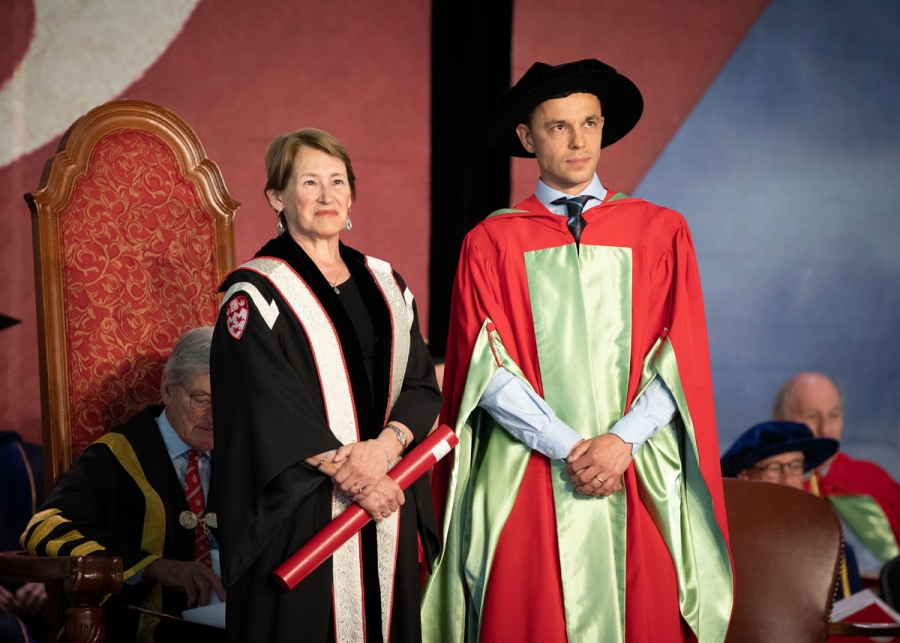 Professor David Schumacher receives the 2017‐18 Desautels Distinguished Teaching Award for Graduate teaching from Principal and Vice-Chancellor Suzanne Fortier at the May 31st Convocation Ceremony.