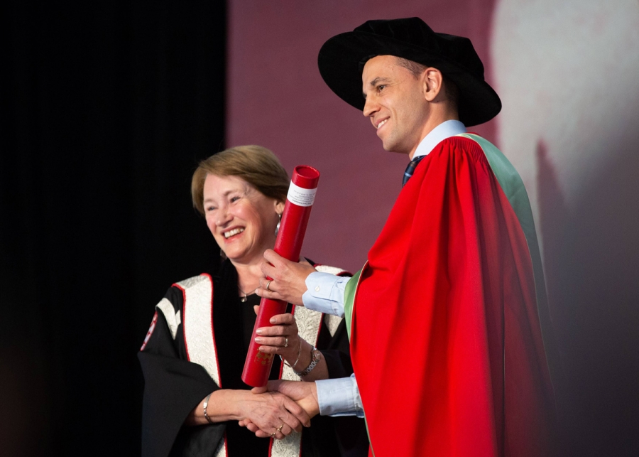 Professor David Schumacher receives the 2017‐18 Desautels Distinguished Teaching Award for Graduate teaching from Principal and Vice-Chancellor Suzanne Fortier at the May 31st Convocation Ceremony.