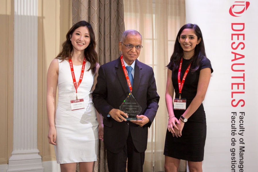From left to right: BCom student Cherry Wong, recipient of the Lifetime Achievement Award Narayana Murthy (DSc’15), Co-Founder and Chairman Emeritus Infosys, and BCom student Sana Duggal
