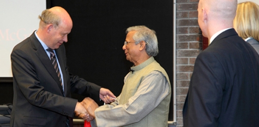 Prof. Moore presents Dr. Yunus with a gift from the Desautels Faculty of Managem