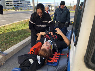 A simulated patient with spinal immobilization