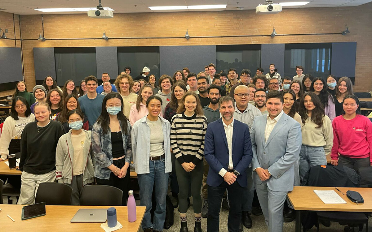 Minister of Environment and Climate Change, Steven Guilbeault (front row, second from right) with instructor Adam McElligott (front row, right) and students from McGill’s Chemical Engineering’s course, CHEE 401