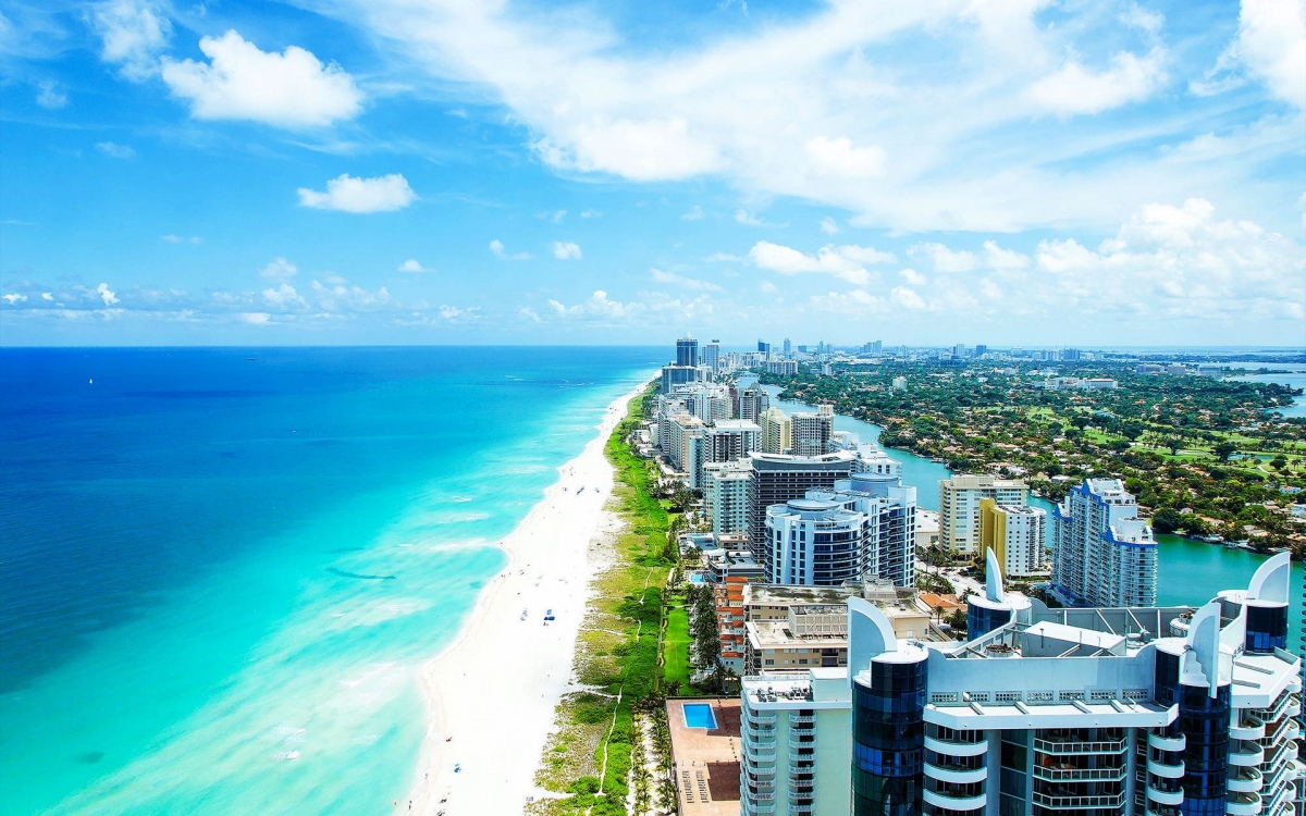 Miami Beach : Miami Beach - City in Miami - Thousand Wonders / Miami beach is where a mix of cultures, residents and travelers mingle.