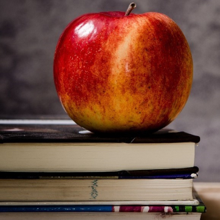 pomme sur une pile de livres