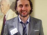 Dr F Melani, jeune neurologue portant une élégante tenue grise italienne