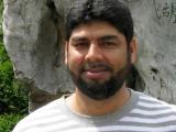 photo de l'homme aux cheveux noirs et barbu.