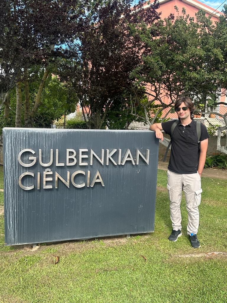 Student at the entrance to the Instituto Gulbenkian de Ciência