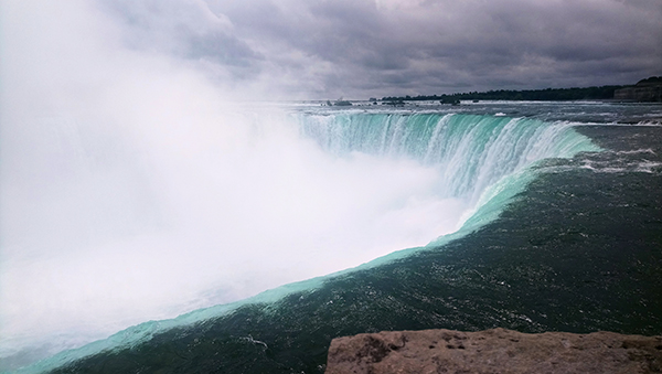 Photo of Niagara Falls taken by Alison Yun-Fei Jiang)