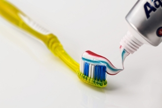 dentifrice sur brosse à dents