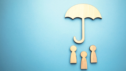 parapluie sur des figures en bois