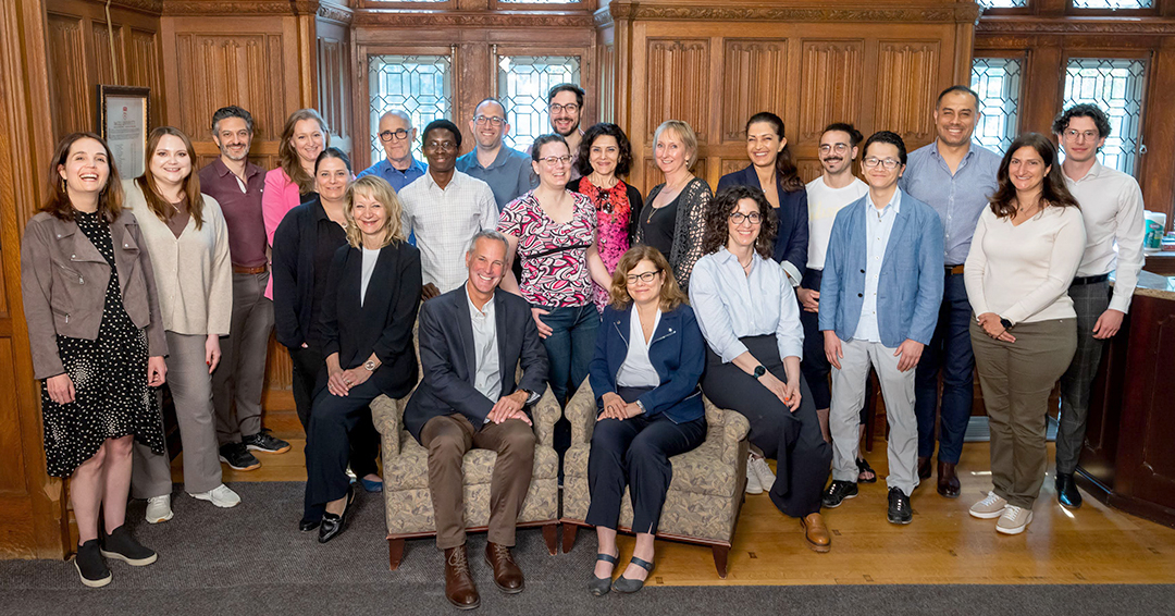 Les membres, apprenantes et apprenants de l'IÉSS posent pour une photo avec Chris Watling à McGill en mai 2023.