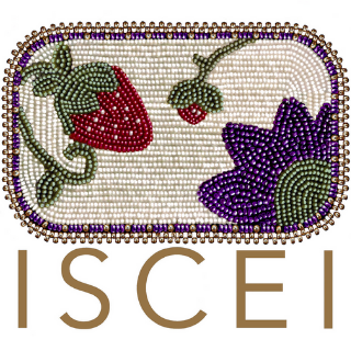 Le logo ISCEI, avec des fraises et des fleurs brodées
