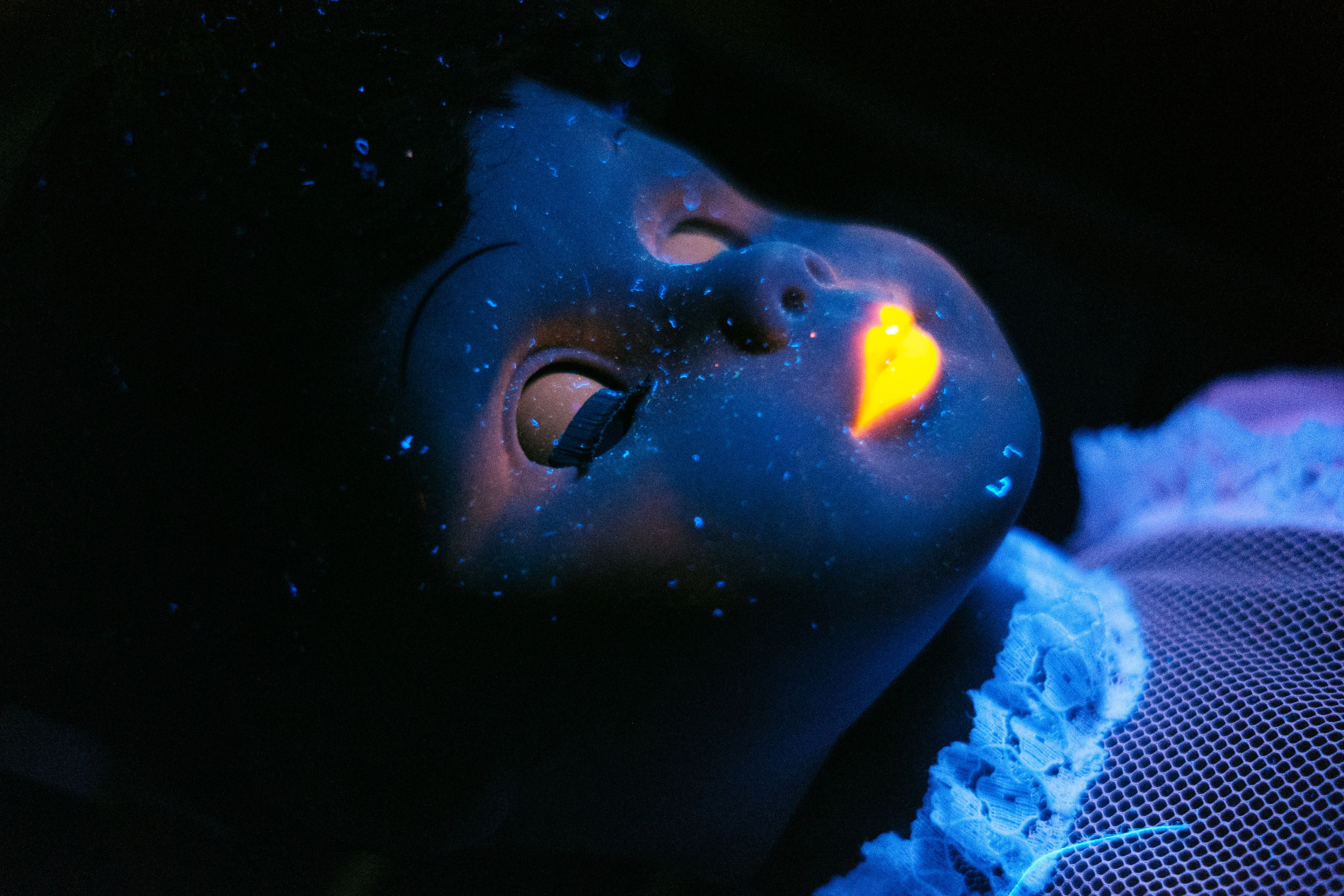 Ultraviolet light reveals the presence of fluorescent microbeads on a plastic dummy during an operating room simulation of an open-chest surgery.