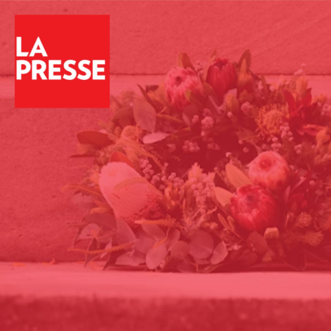 (decorative) a background of memorial flowers with a LaPresse logo in the top left corner