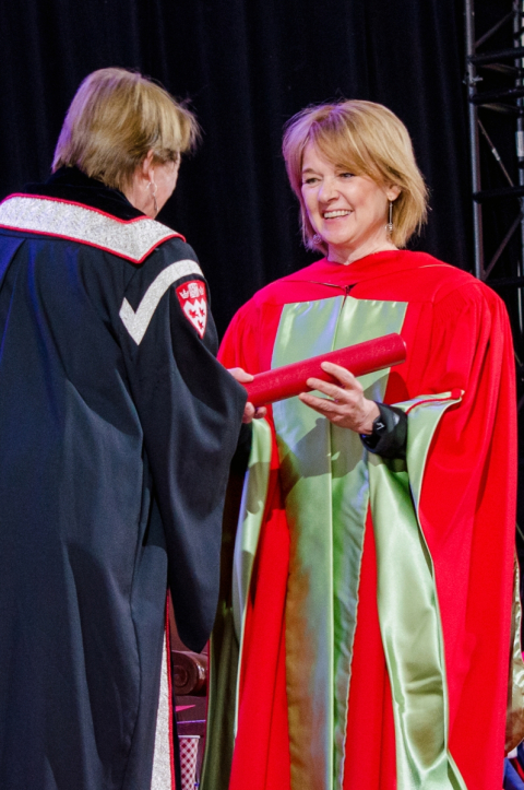 Johanne Poirier receiving her award from Principal Fortier. Johanne Poirier recevant son prix des mains de la principale Fortier.