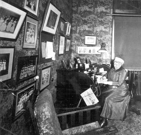 Miss. Nora Livingston, founder of School of Nursing, at her desk in the Montreal General Hospital. (photo ca. 1895). MUA PU027043.