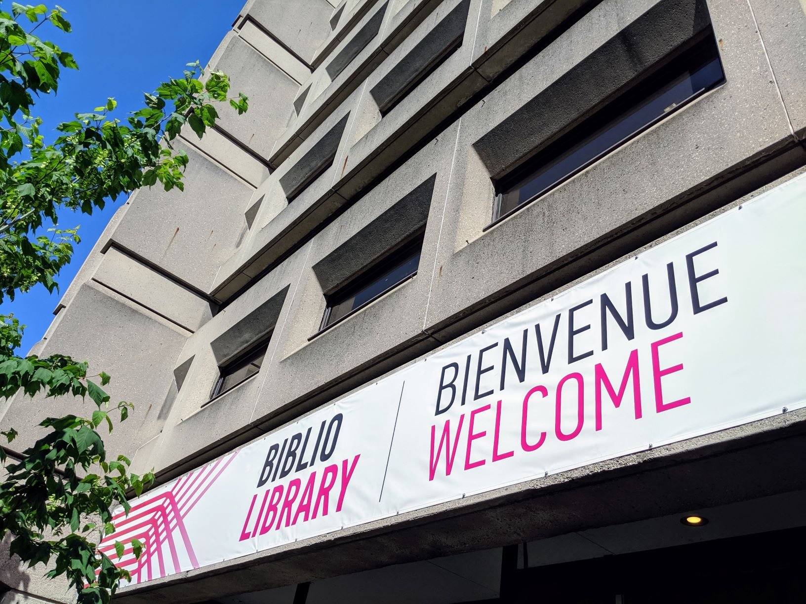 McLennan Library Building entrance with banner that says "Welcome/ Bienvenue"