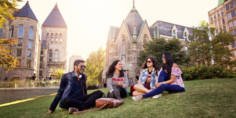 Photographie d'étudiant.e.s assis sur la pelouse du campus de McGill