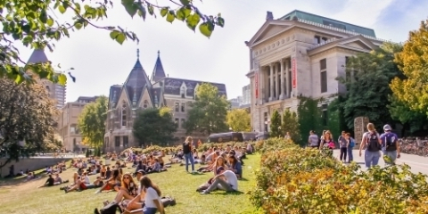 Photographie d'étudiant.e.s sur le campus de McGill en été