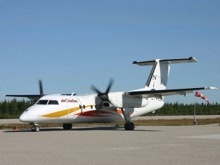 Un petit avion de ligne sur le tarmac.