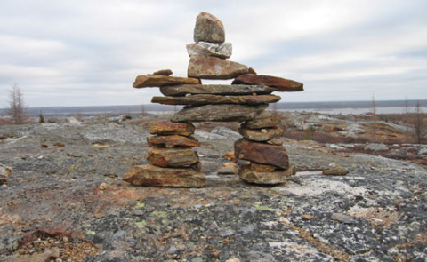 Un inuksuk (sculpture inuit) sur un rocher.