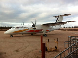 Un petit avion Air Creebec sur le tarmac