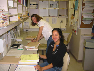 Deux docteurs dans leur bureau souriant.