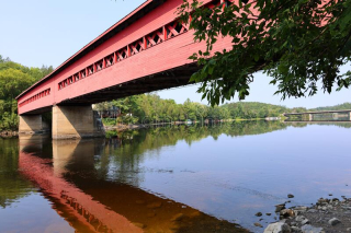 Pond rouge au dessus de la riviere de Gatineau.