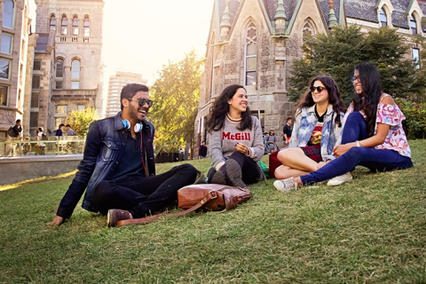 Un groupe d'étudiants sur le campus McGill
