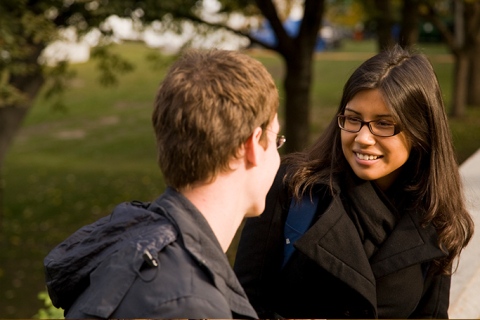 Deux étudiants en conversation