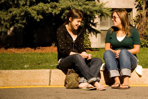 Étudiants qui ont une conversation sur le campus