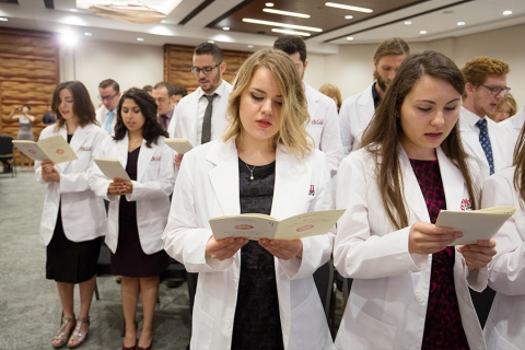Cérémonie du manteau blanc pour les étudiants en médecine