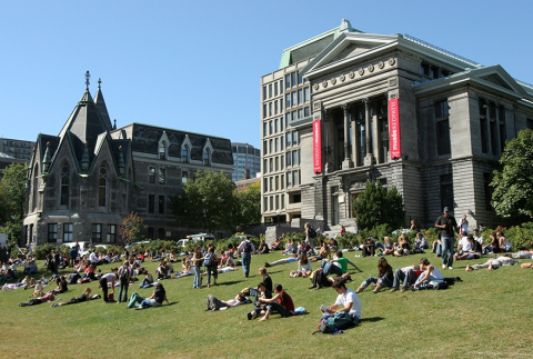Photo du campus du centre-ville de Montréal une journée ensoleillée