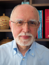 Photo of Prof. Robert Zatorre against the backdrop of a bookshelf.