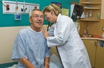 Une médecin examine un patient.