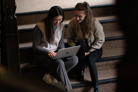 Deux étudiantes se servant d'un ordinateur portable
