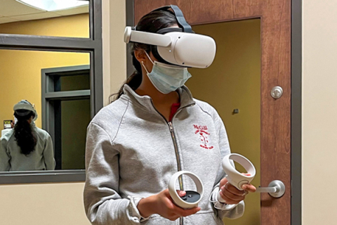 un étudiant avec des lunettes VR