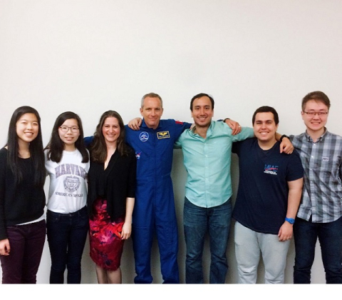 Groupe d’étudiants avec un astronaute