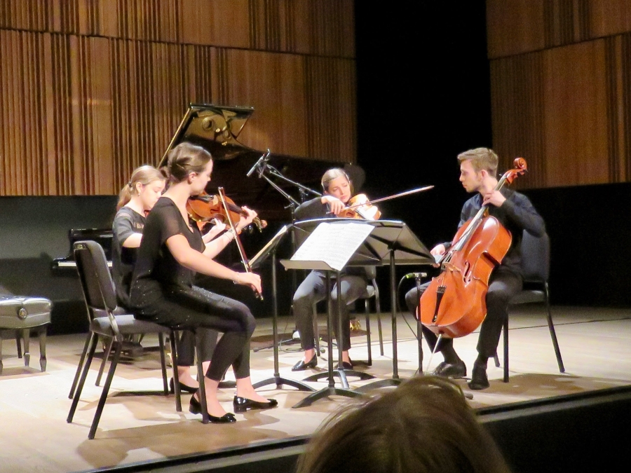 Quatre musiciens se produisant