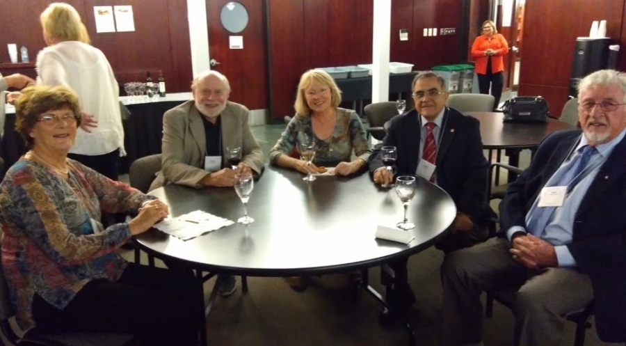 Groupe de personnes à une table