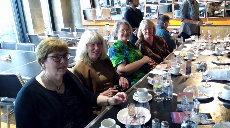 Les gens assis à une table pour déjeuner